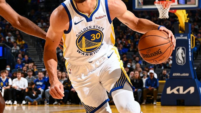NBA金州勇士对阵达拉斯独行侠的高清直播画面，库里持球进攻